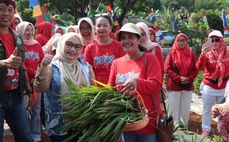 Pada Kunjungan Urban Farming Bekasi Keren Wiwiek Bersama Warga Panen Bawang