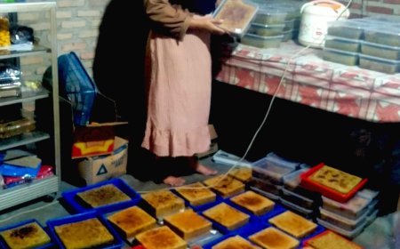UMKM Buak Balak Bunda Herni di Desa Gedung Harta Banjir Orderan Menjelang Lebaran