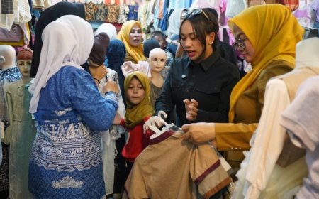 AKSI HUMANIS ZITA ANJANI GUNCANG PASAR KALIANDA, BELANJA LEBARAN BARENG ANAK YATIM