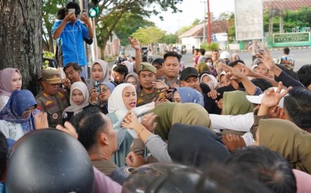 Zita Anjani Geruduk Perempatan Kalianda, Ratusan Paket Takjil Ludes Diserbu Warga
