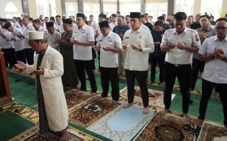 Bupati Egi Pimpin Salat Gaib Massal untuk Korban Tragedi Maut KAI Bekasi