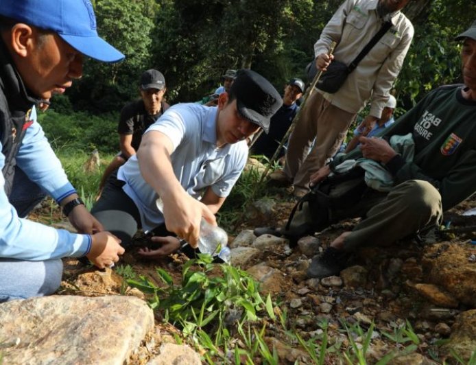 Bupati Egi Terjang Medan Ekstrem Gunung Rajabasa Demi Cegah Longsor Susulan