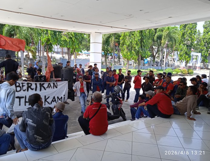 Lampung Selatan Membara, Ratusan Buruh PT San Xiong Steel Bakar Ban, Kecam Kelumpuhan Pemkab dan DPRD