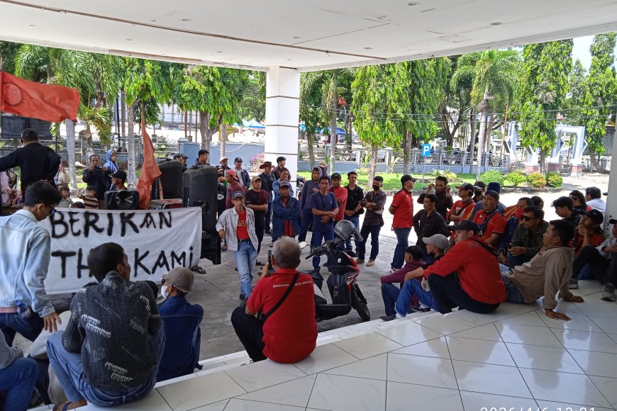 Lampung Selatan Membara, Ratusan Buruh PT San Xiong Steel Bakar Ban, Kecam Kelumpuhan Pemkab dan DPRD