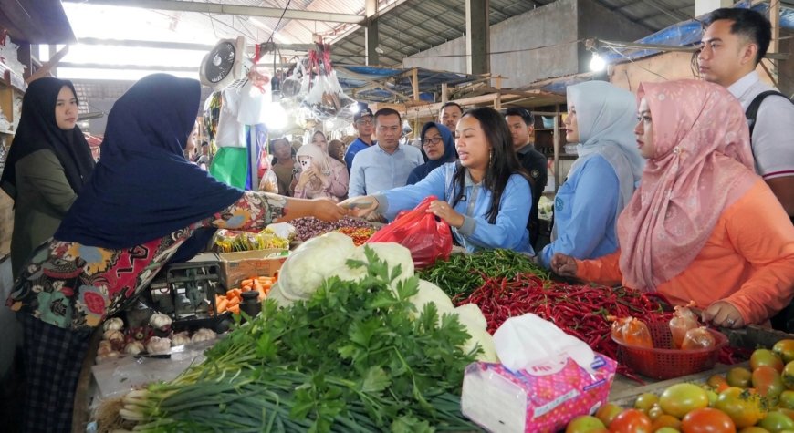 GEGER, Zita Anjani Blusukan ke Pasar Sidomulyo, Aksi Borong Bumbu & Bagi-Bagi Sayur Bikin Emak-Emak Histeris