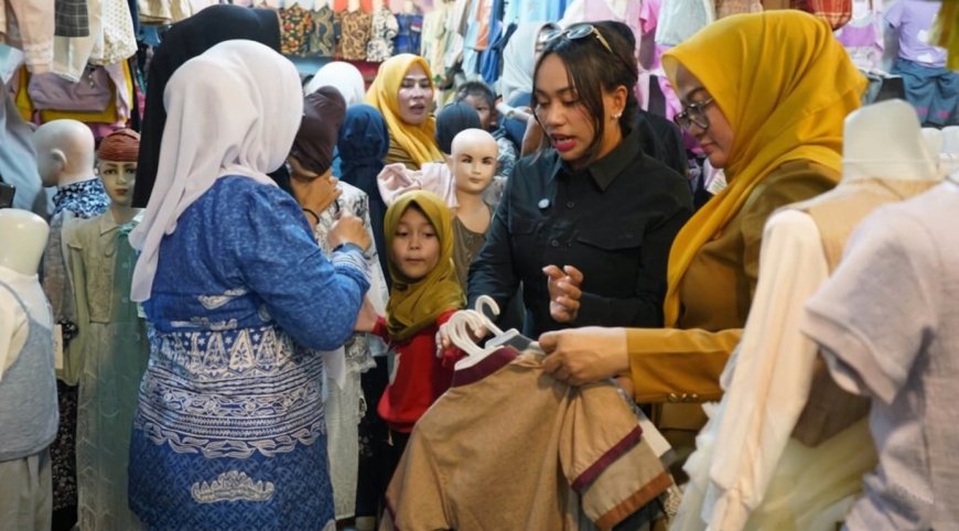 AKSI HUMANIS ZITA ANJANI GUNCANG PASAR KALIANDA, BELANJA LEBARAN BARENG ANAK YATIM