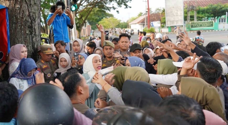 Zita Anjani Geruduk Perempatan Kalianda, Ratusan Paket Takjil Ludes Diserbu Warga