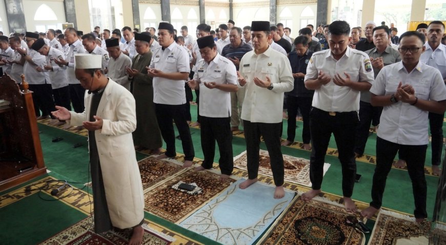 Bupati Egi Pimpin Salat Gaib Massal untuk Korban Tragedi Maut KAI Bekasi