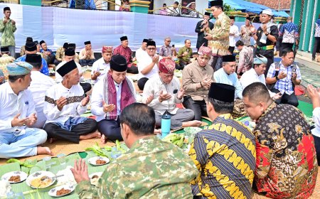 BUPATI LAMSEL HADIRI TRADISI SEDEKAH BUMI, BERLANGSUNG PECAH DI TENGAH HUJAN