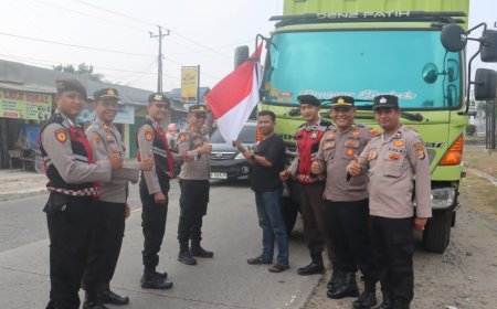 NYALA NASIONALISME DI LAMSEL: POLRES BAGIKAN RATUSAN BENDERA JELANG HUT RI KE-81