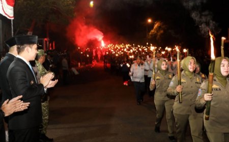 RIBUAN OBOR TERANGI MALAM JELANG HUT KE-81 RI, BUPATI RADITYO EGI PRATAMA LEPAS PASUKAN TAPTU