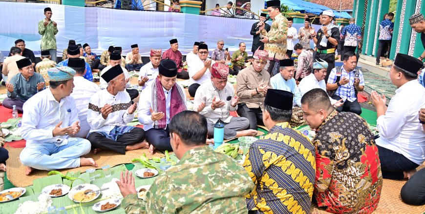 BUPATI LAMSEL HADIRI TRADISI SEDEKAH BUMI, BERLANGSUNG PECAH DI TENGAH HUJAN