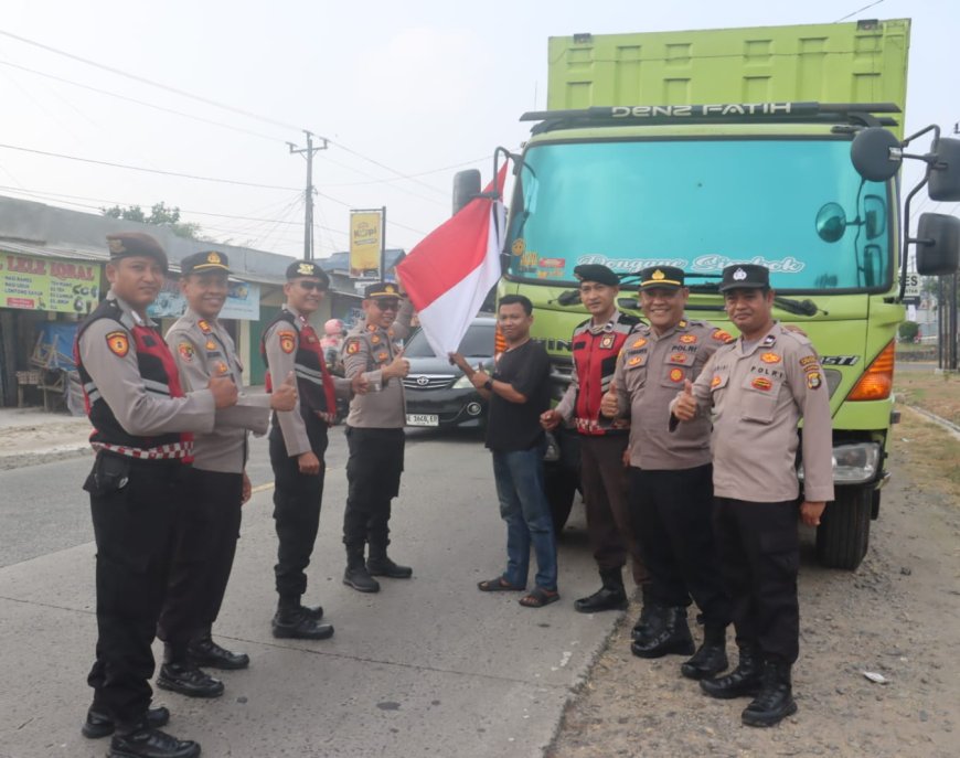 NYALA NASIONALISME DI LAMSEL: POLRES BAGIKAN RATUSAN BENDERA JELANG HUT RI KE-81