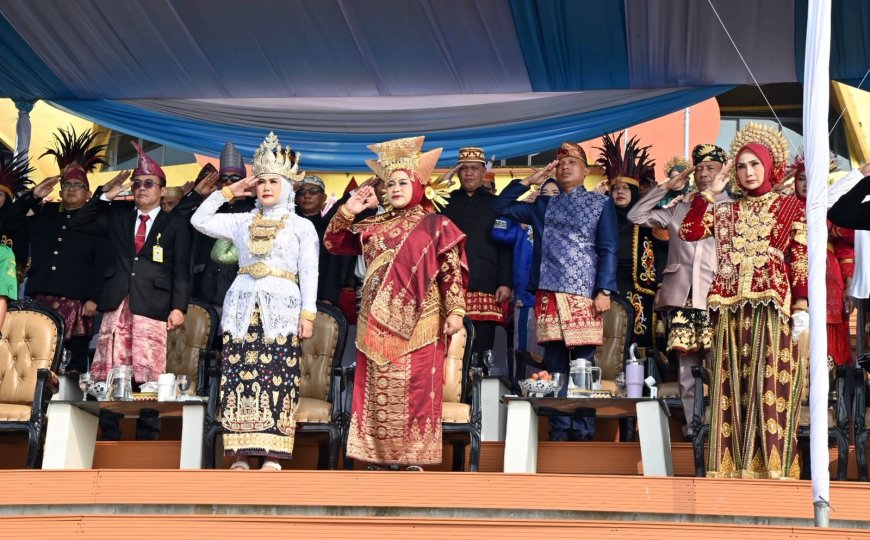 KIBARAN MERAH PUTIH DITUTUP PESTA BUSANA ADAT HUT KE-81 RI