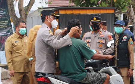 AKBP Deddy Turun Gunung Tinjau Dampak Erupsi Anak Krakatau dan Bagikan Masker Langsung ke Pengendara di Palas