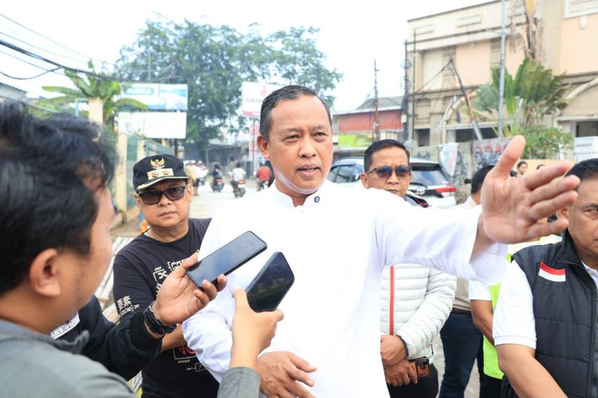 Bekasi Dikepung Abu Vulkanik Krakatau, Wali Kota Tri Adhianto Terjun Langsung, Ultimasi Warga Batasi Aktivitas Luar Ruangan