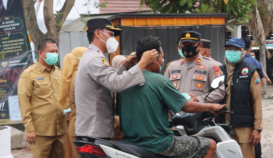 AKBP Deddy Turun Gunung Tinjau Dampak Erupsi Anak Krakatau dan Bagikan Masker Langsung ke Pengendara di Palas